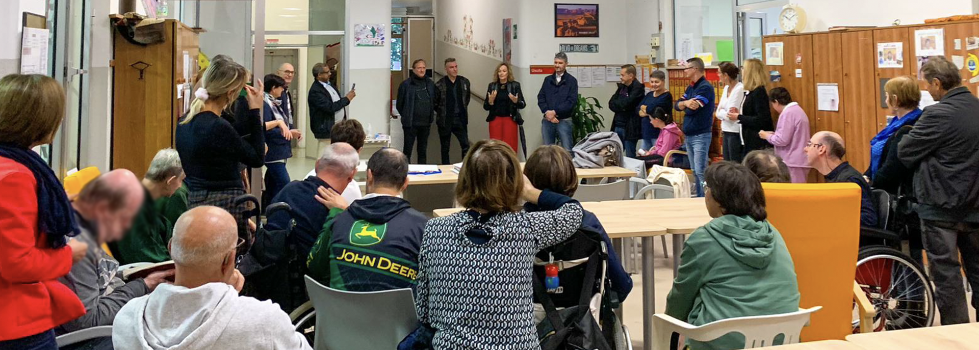 Gli ospiti del CDD all'inaugurazione del pulmino