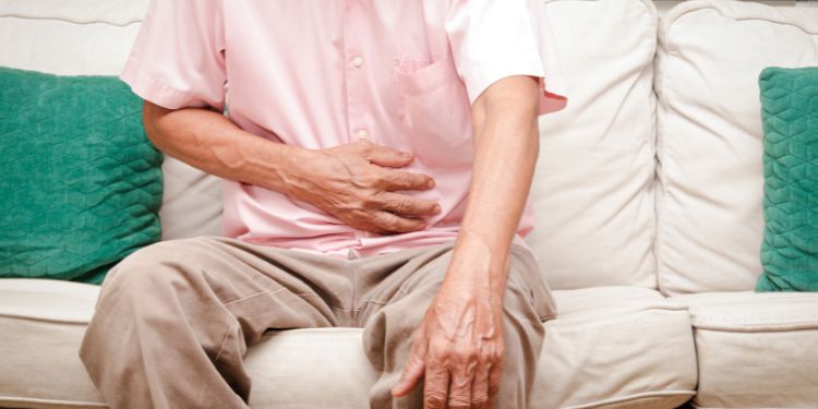 uomo con nausea, un sintomo del tumore allo stomaco