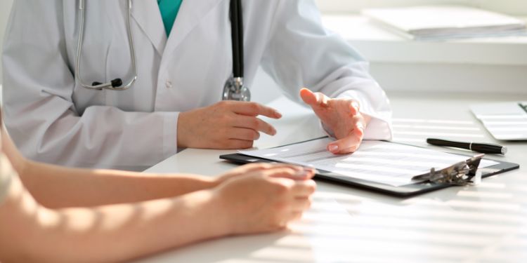Medico e paziente che prendono appuramento in un centro di Sanità in Italia 